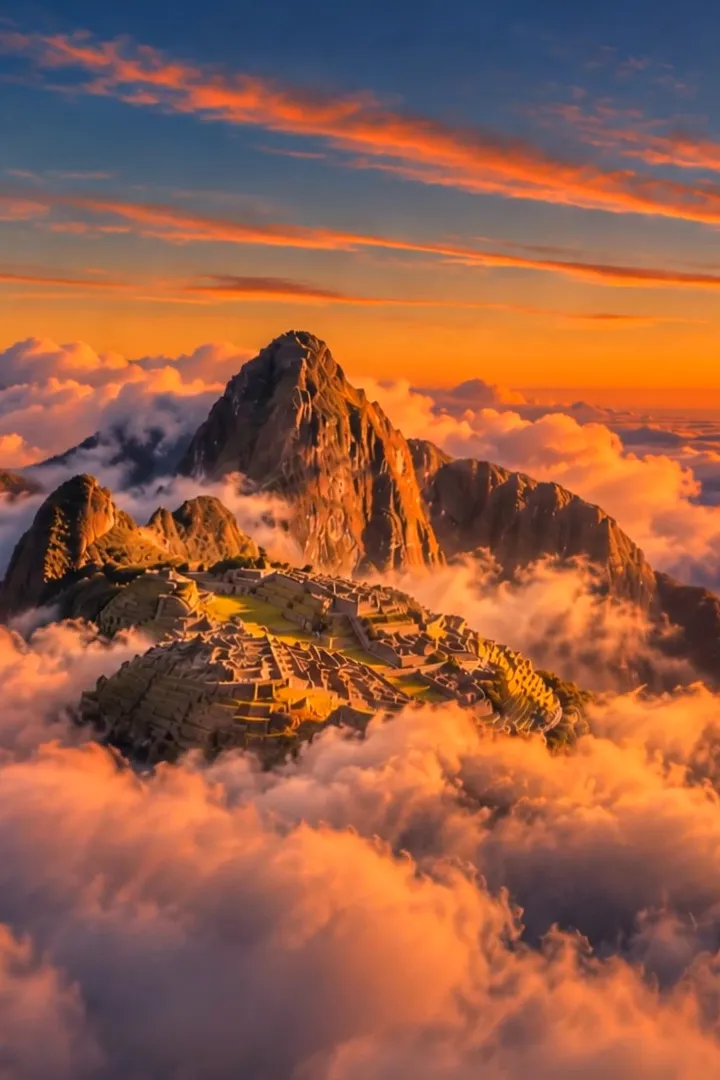 Machu Picchu emergindo de um mar de nuvens ao entardecer.